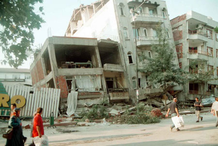 17 Ağustos depreminin üzerinden 16 yıl geçti!