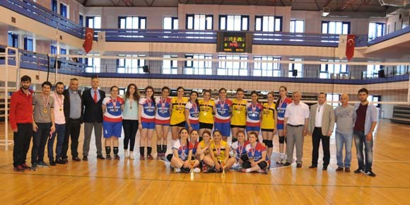 Bayanlar Voleybol Turnuvasında Kupayı Eğitim Fakültesi Aldı