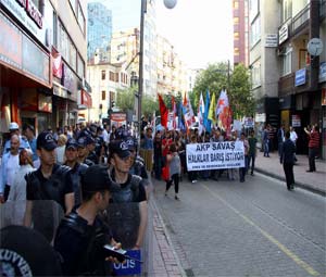 Eylemcilere Vatandaşlardan Türk Bayraklı Tepki