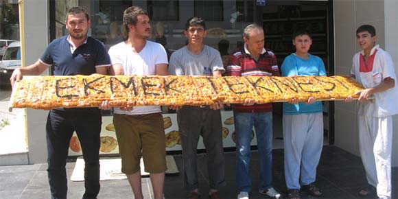 3 metrelik dev ramazan pidesi görenleri şaşırttı