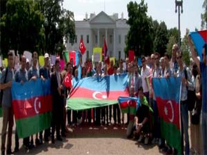 Türk ve Azeri vatandaşlardan Beyaz Saray önünde protesto
