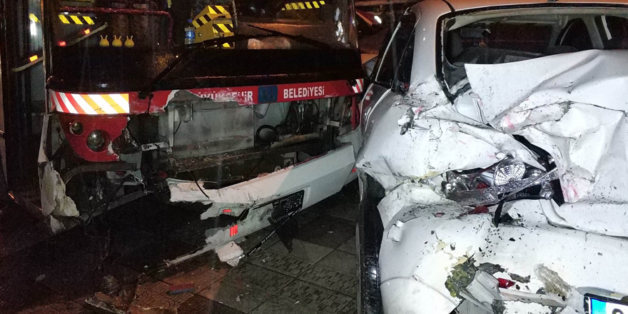 Samsun'da halk otobüsü park halindeki 3 araca çarpıp kaldırıma çıktı: 2 yaralı