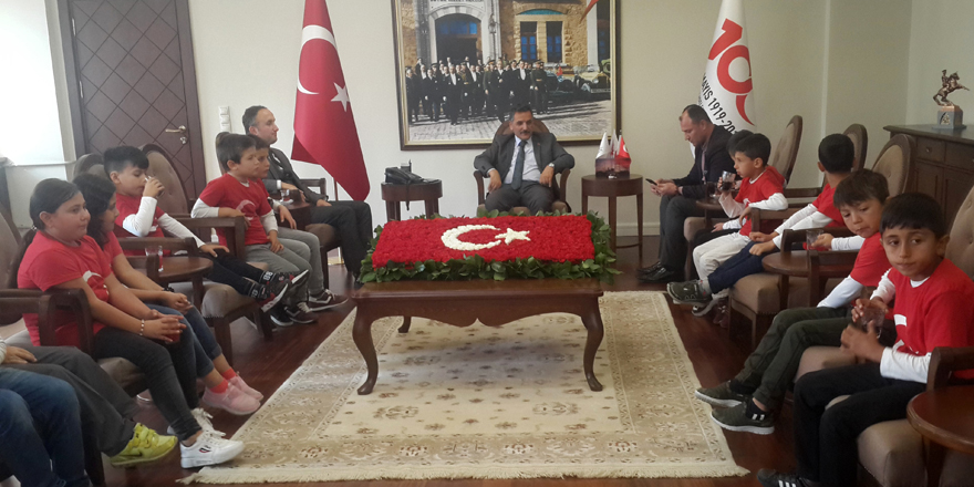 Cumhurbaşkanı Erdoğan'ı ziyaret eden öğrenciler Vali Kaymak’ın makamında