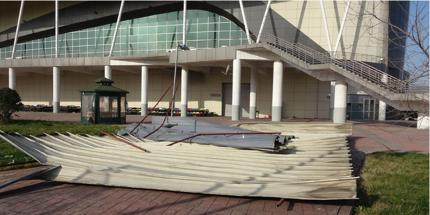Samsun'da şiddetli rüzgar kapalı spor salonunun çatısını uçurdu