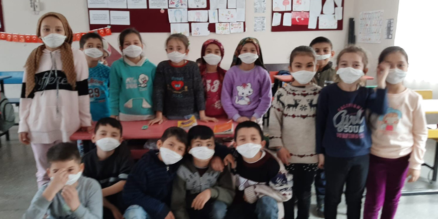 Öğrenciler korona virüsüne karşı kendi maskelerini yaptı
