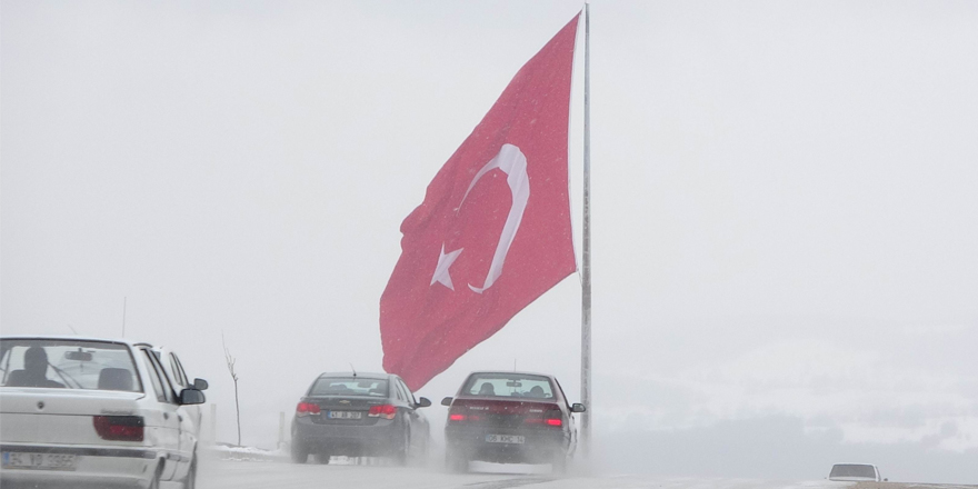 Kar ve 2 bin metrekarelik dev Türk bayrağı güzelliği