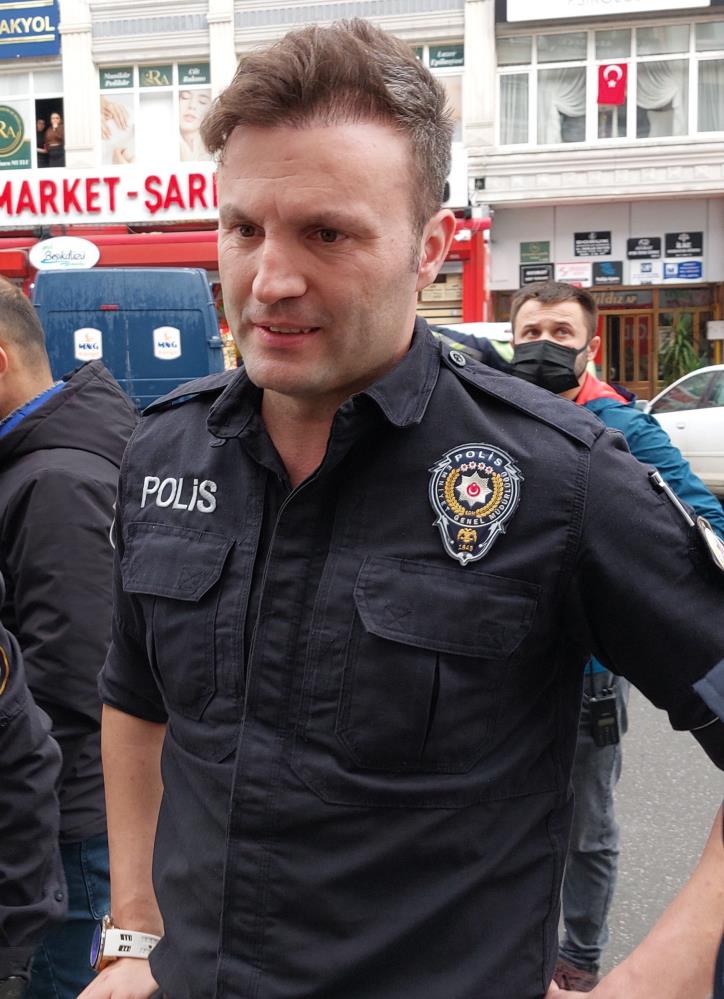 Bıçakla rehin alınan karı-kocayı saldırganın bileğini ısırarak kurtaran polis ayın polisi seçildi