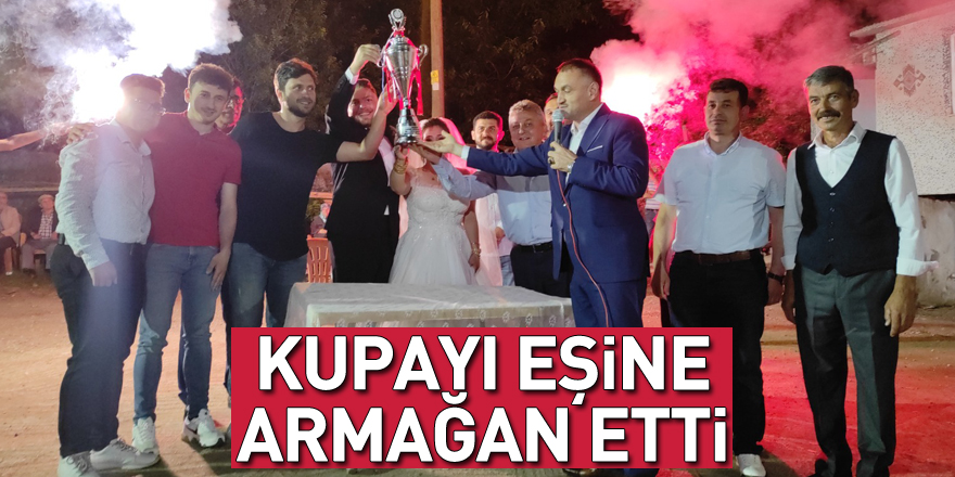 Kupayı Eşine Armağan Etti