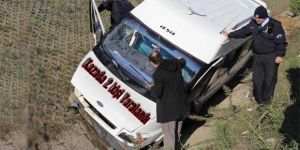 Minibüs Su Kanalına Girdi: 2 Yaralı
