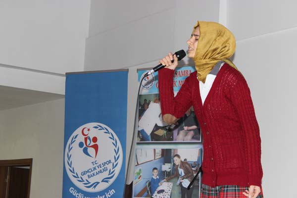 Lise öğrencileri Akif’in şiirleriyle yarışıyor…