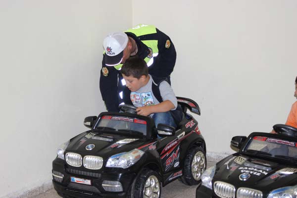 Polis, Trafik kurallarını AKÜlü araçla öğretti 6