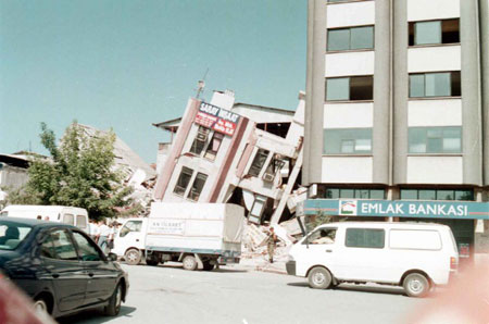 17 Ağustos depreminin üzerinden 16 yıl geçti! 2