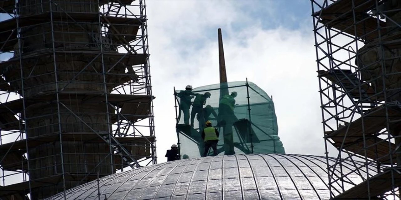 Selimiye Camisi'nde restoresi tamamlanan ana kubbe aleminin montajına başlandı