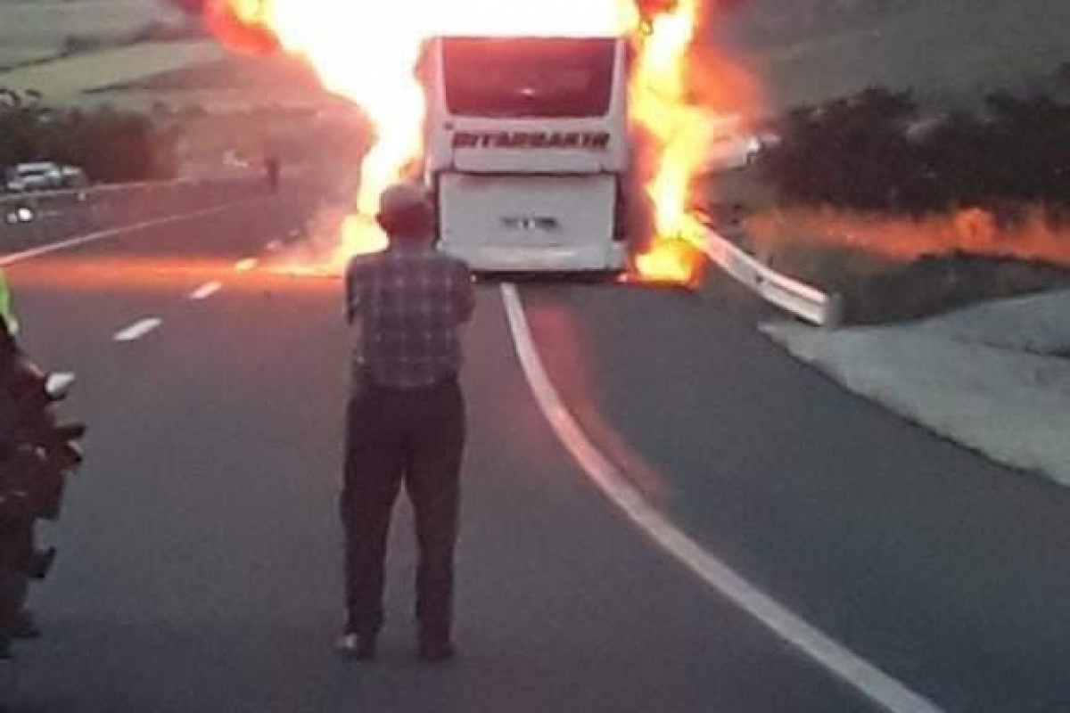 Elazığ'da faciadan dönüldü: Yolcu otobüsü alev topuna döndü