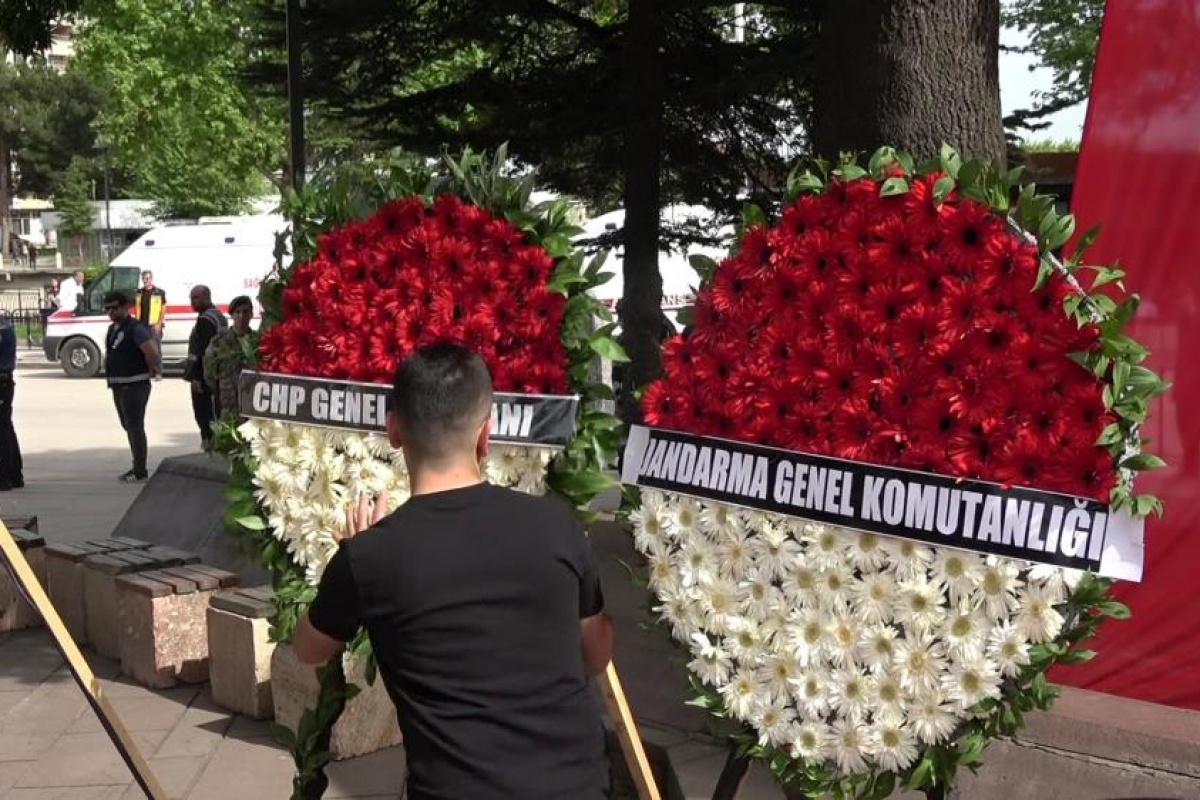 Şehit yakınları Kılıçdaroğlu'nun çelengini parçaladı