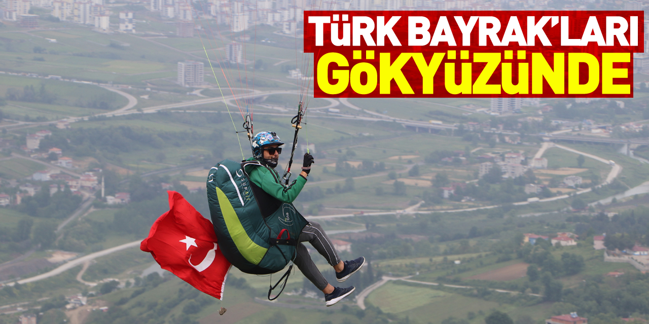 Yamaç paraşütçüleri Türk bayraklarıyla uçtu