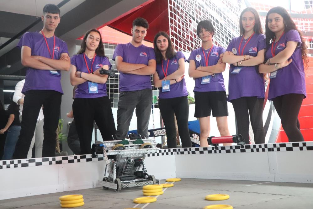 Mersin Büyükşehir Belediyesi Robotics takımı 'Vex Robotıcs' turnuvasına katıldı
