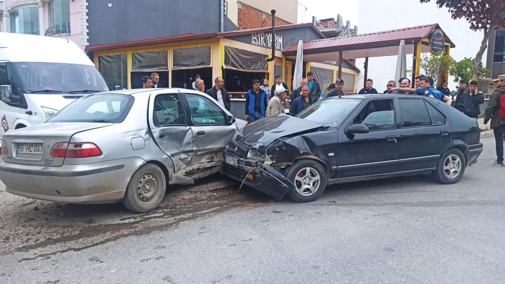 Bafra'da iki otomobil çarpıştı: 2 yaralı