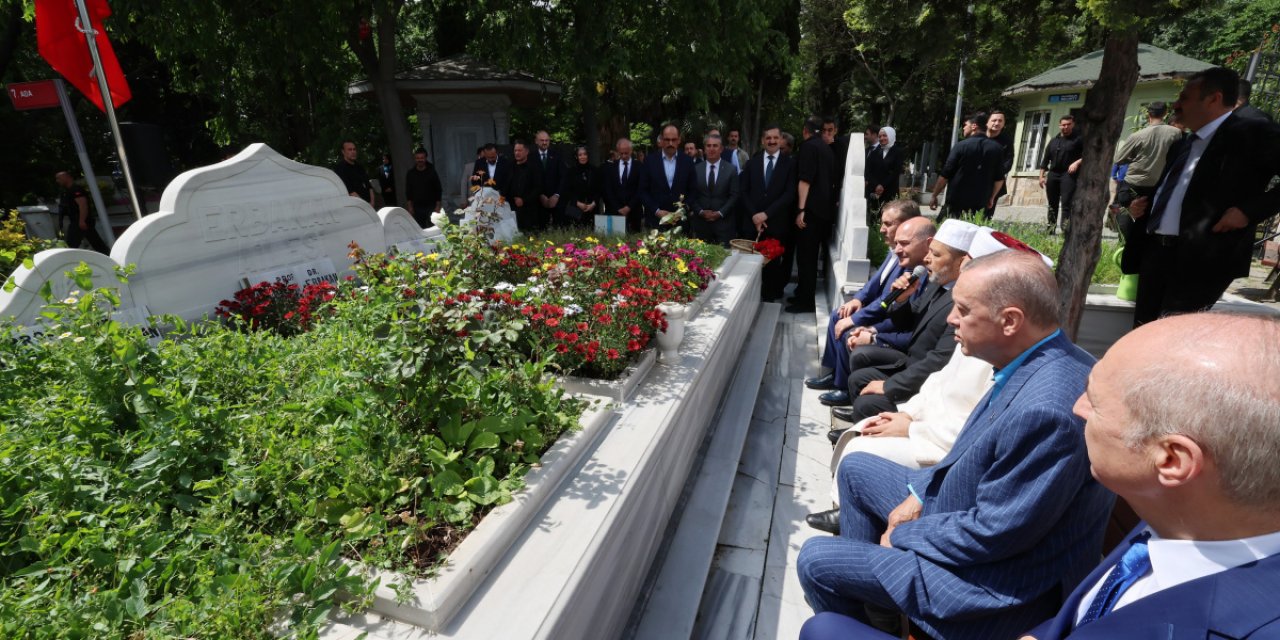 Erdoğan, Necmettin Erbakan'ın kabrini ziyaret etti