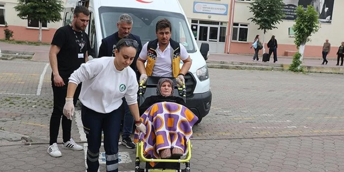 Bazı vatandaşlar oy kullanacakları okullara ambulansla getirildi