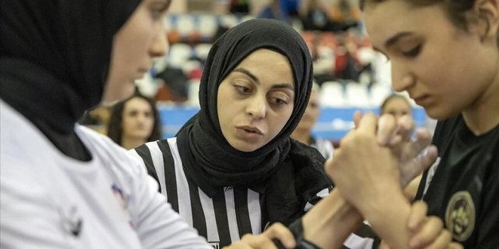 Lisede başladığı bilek güreşinde genç yaşta uluslararası hakem oldu