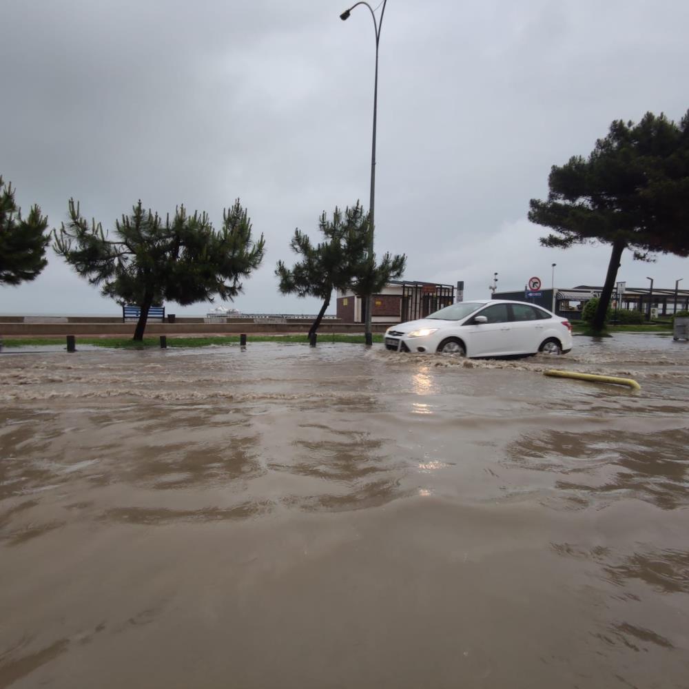 Samsun’da sağanak yağış yolları göle çevirdi
