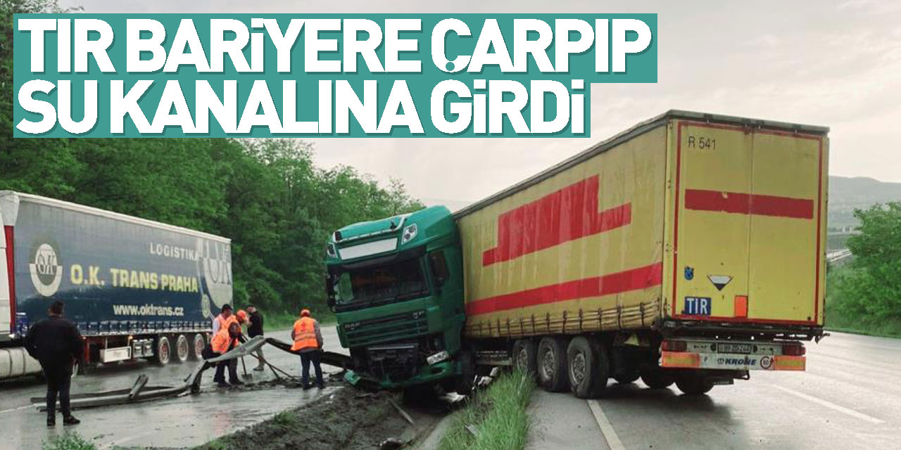 Samsun'da tır bariyere çarpıp su kanalına girdi