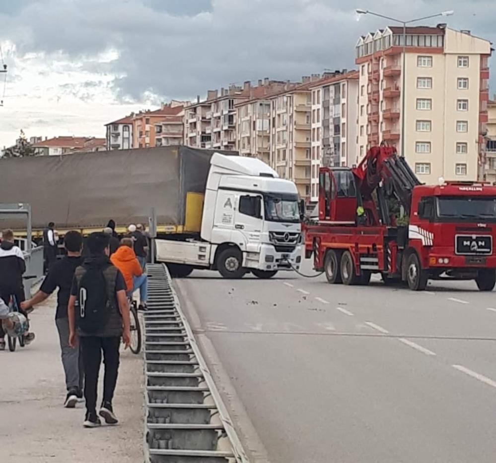 Yanlış yola giren tır trafiği kilitledi