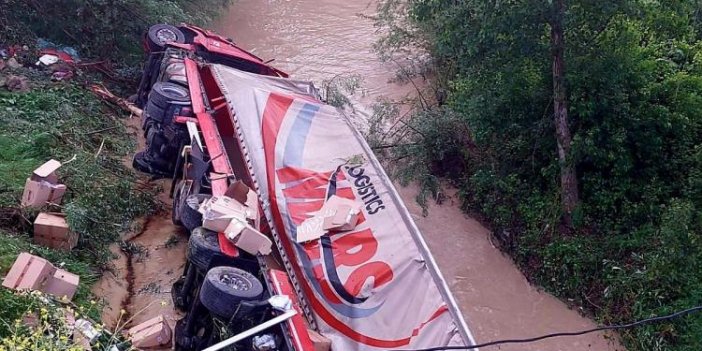 Samsun'da tır çaya devrildi: 2 yaralı