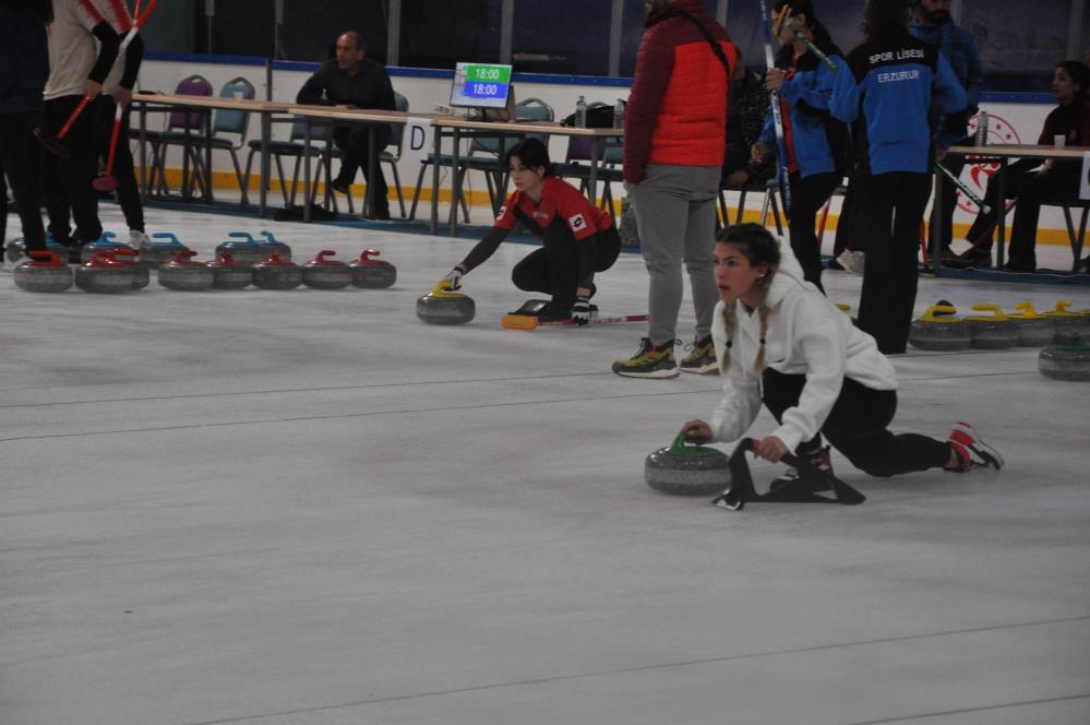 Kars’ta Curling Türkiye Şampiyonası heyecanı sürüyor