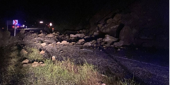 Vezirköprü-Durağan kara yolu, kaya düşmesi sonucu trafiğe kapatıldı