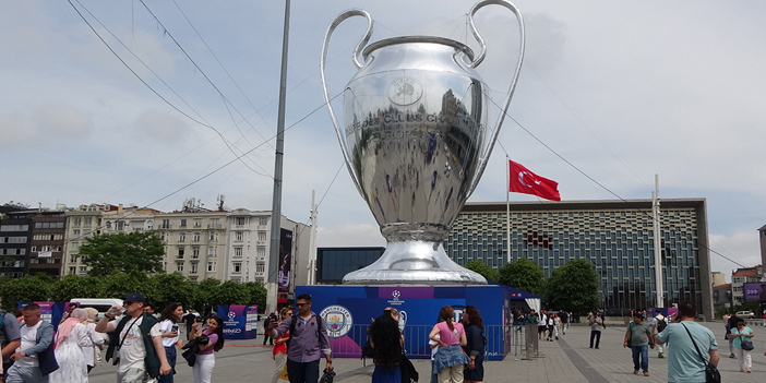 Taksim Meydanı'na getirilen dev UEFA Şampiyonlar Ligi kupası maketine yoğun ilgi