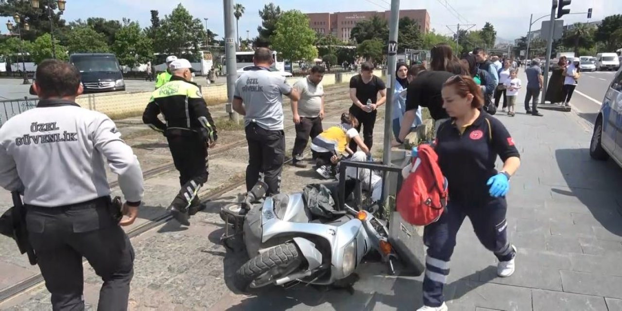 Raylardan geçen motosiklete tramvay çarptı: 1 yaralı