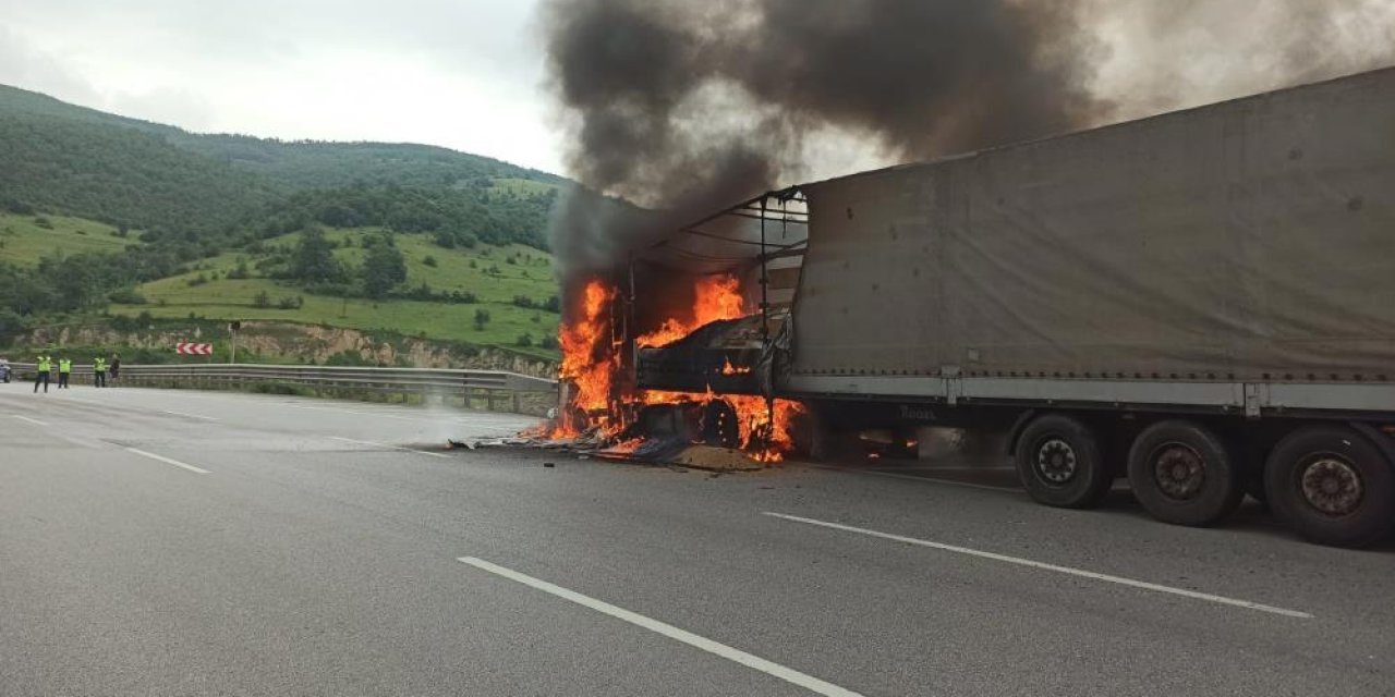 Gürcistan'a arpa taşıyan tır Samsun'da alev alev yandı