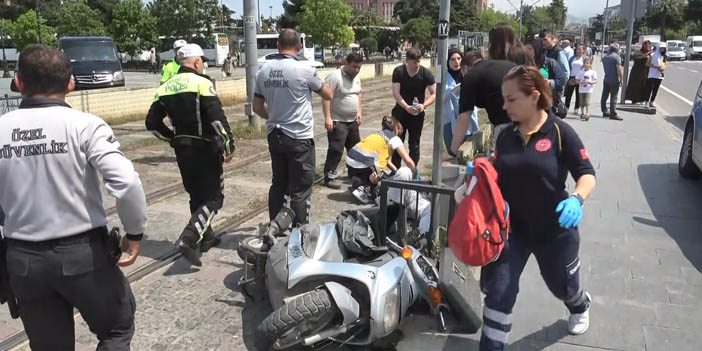 Raylardan geçen motosiklete tramvay çarptı: 1 yaralı