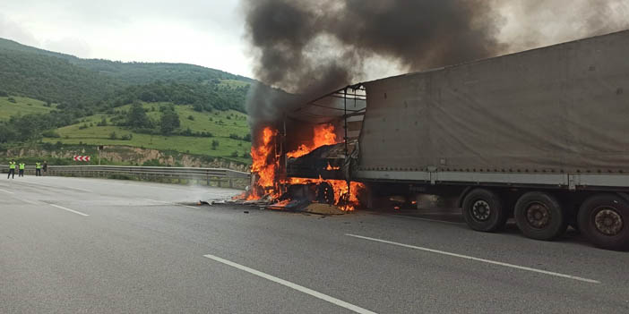 Gürcistan'a arpa taşıyan tır Samsun'da alev alev yandı