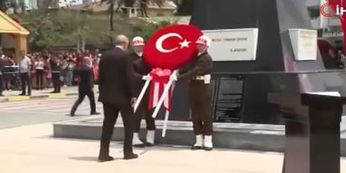 Cumhurbaşkanı Erdoğan, Lefkoşa'da Atatürk Anıtı'na çelenk bıraktı !