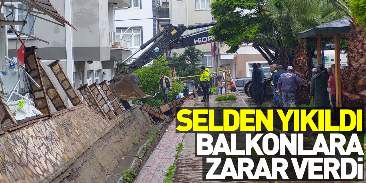 Samsun'da selden yıkılan parkın duvarı evlerin balkonlarına zarar verdi