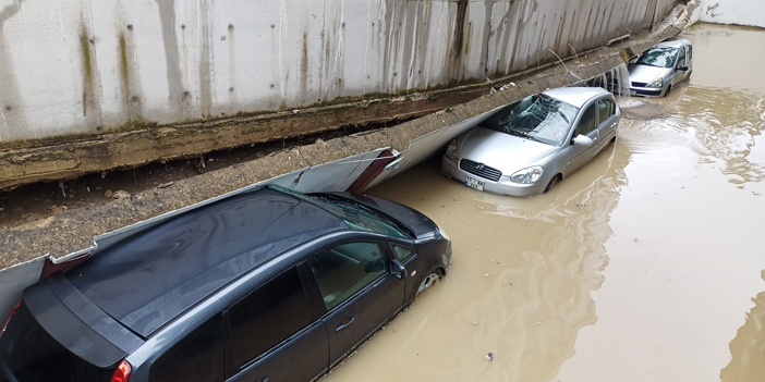 Samsun'un sağanakla imtihanı: Atakum'da bodrum katları su bastı, istinat duvarı yıkıldı