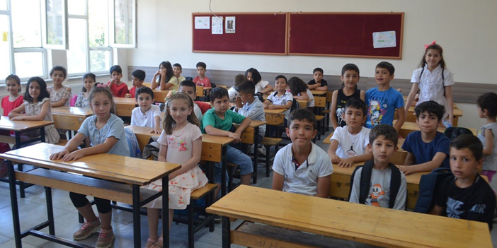 Depremde bin 962 öğrencisini kaybeden Kahramanmaraş'ta buruk karne heyecanı