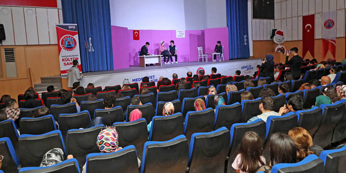 Bafra'da lise öğrencilerinin oynadığı "Türkçem Eyvah" tiyatro oyunu sahnelendi