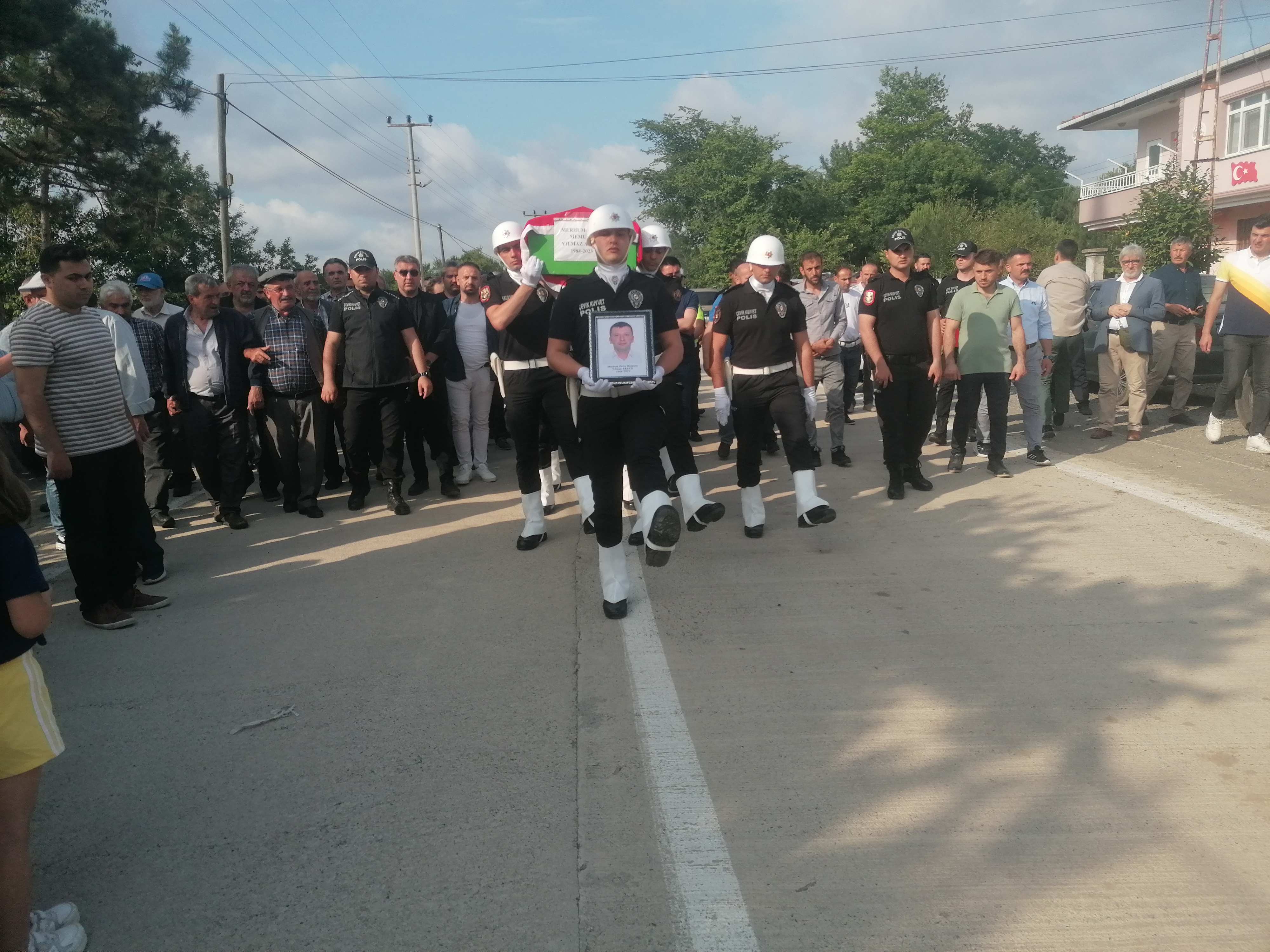 Diyarbakır'da kalp krizi sonucu ölen polisin cenazesi, Samsun'da toprağa verildi