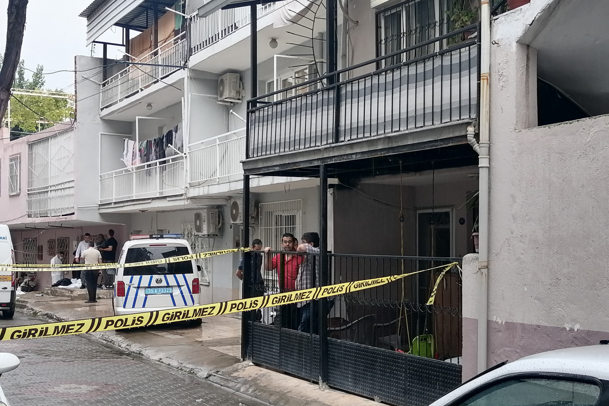 İzmir'de korkunç olay: Bir evde 3 şahsın cansız bedeni bulundu