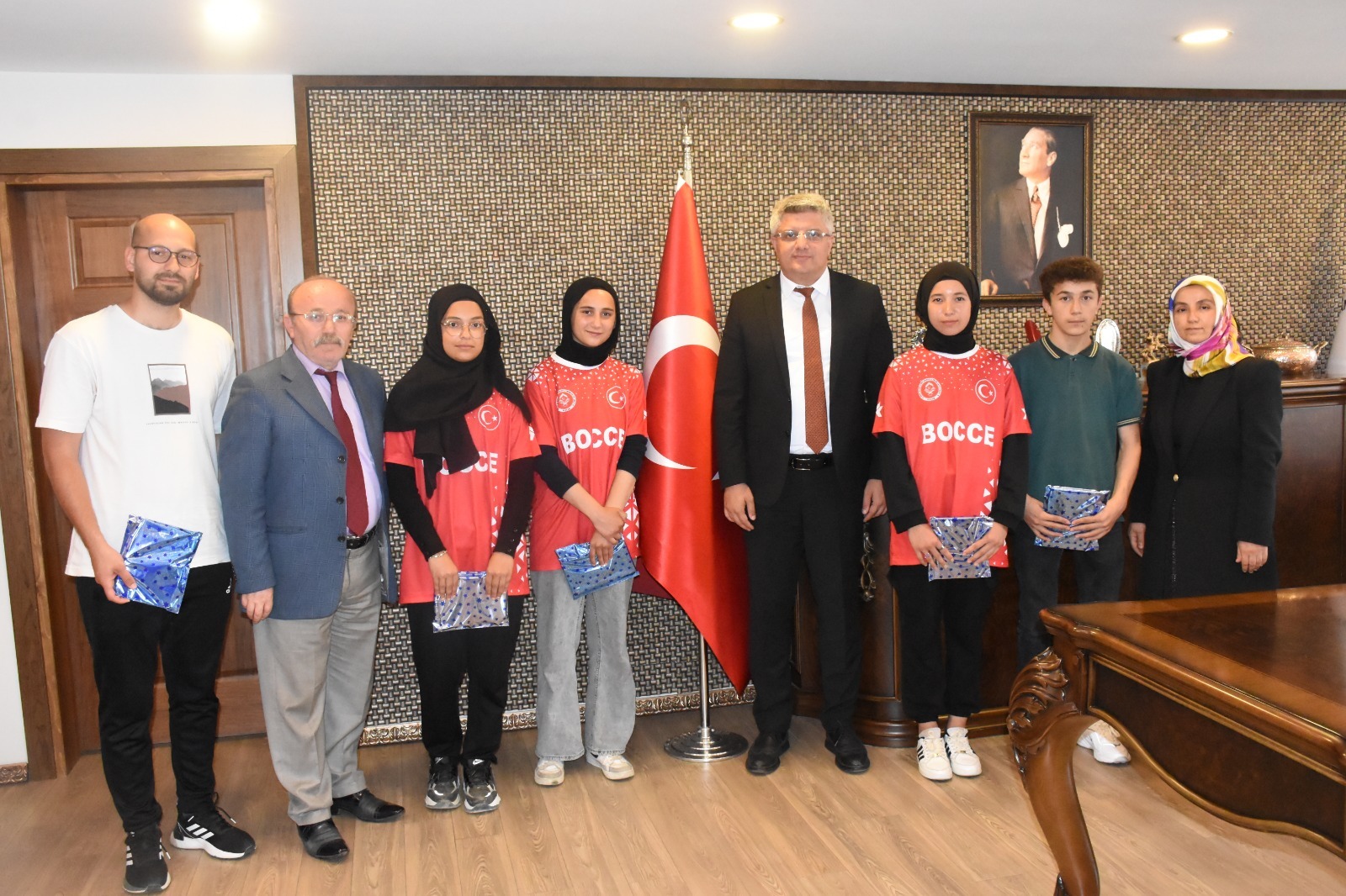 Alaçamlı başarılı sporculardan İl Milli Eğitim Müdürü Murat Ağar'a ziyaret