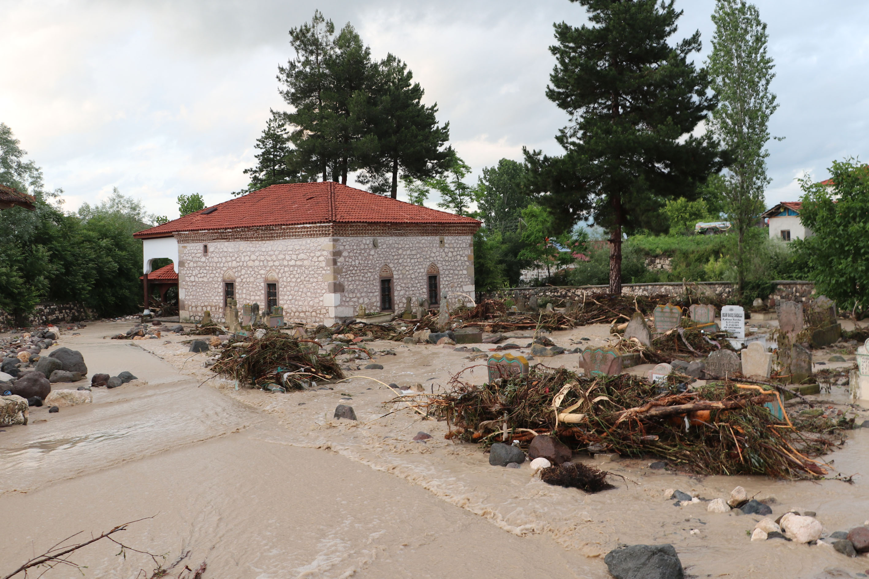 Samsun'un Havza ilçesinde sağanak taşkın ve su baskınına neden oldu