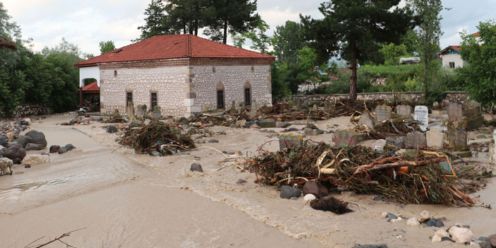 Samsun'un Havza ilçesinde sağanak taşkın ve su baskınına neden oldu