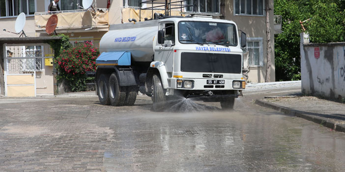 Havza Belediyesi sağanak sonrası cadde ve sokaklarda temizlik çalışması yürütüyor