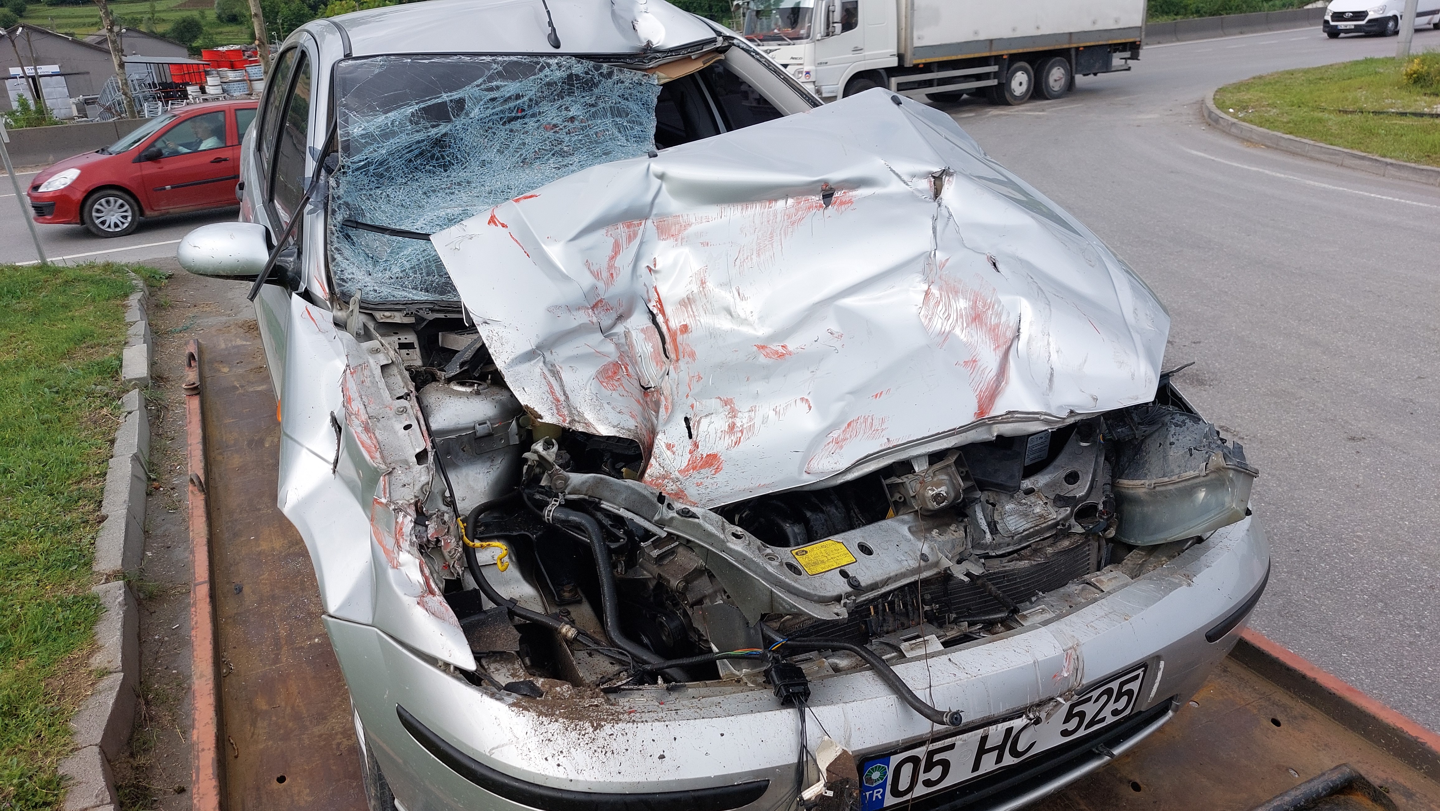 Samsun'da otomobil kamyona çarptı: 1 yaralı