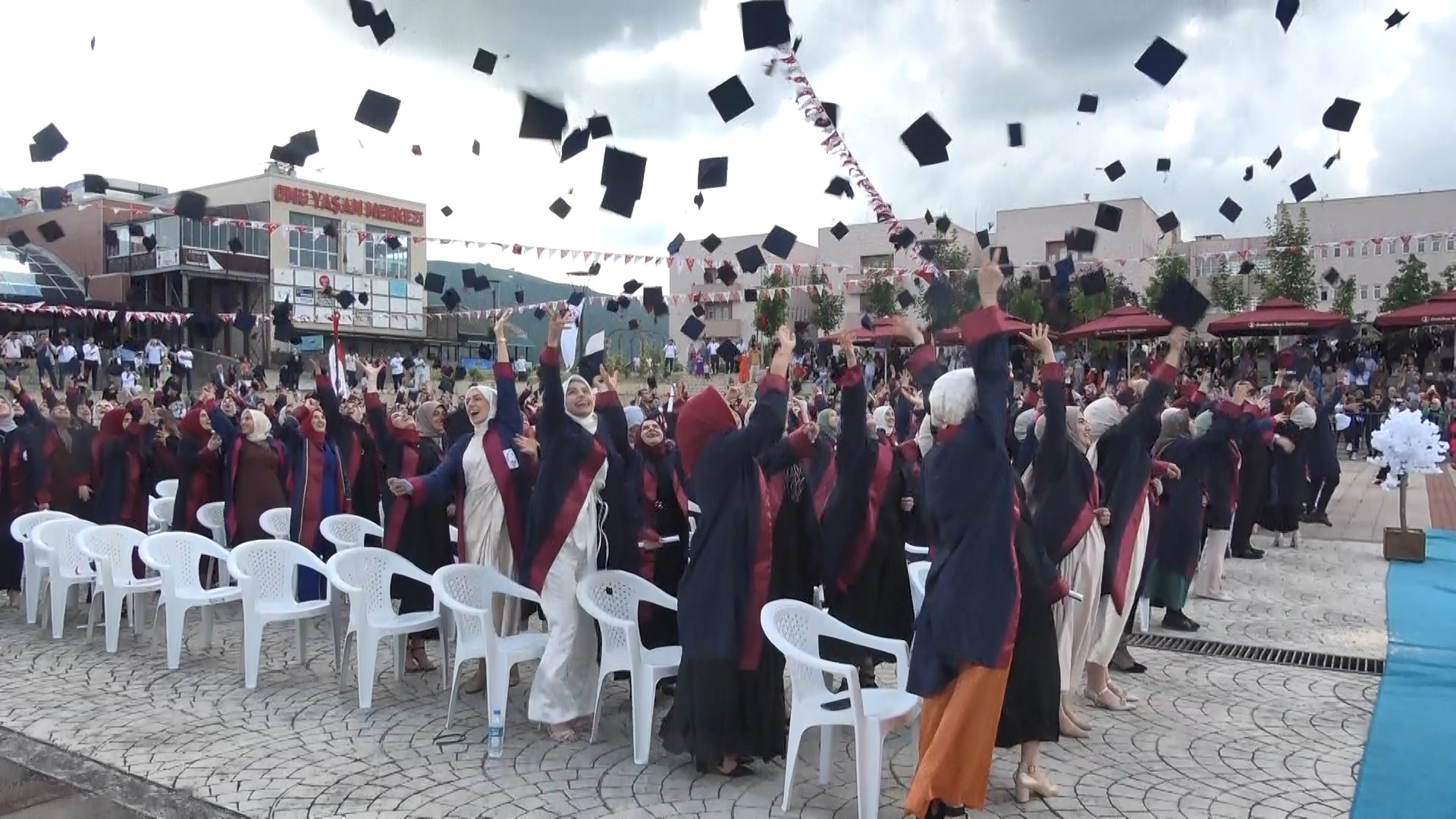 İlahiyat öğrencilerinin mezuniyet heyecanı