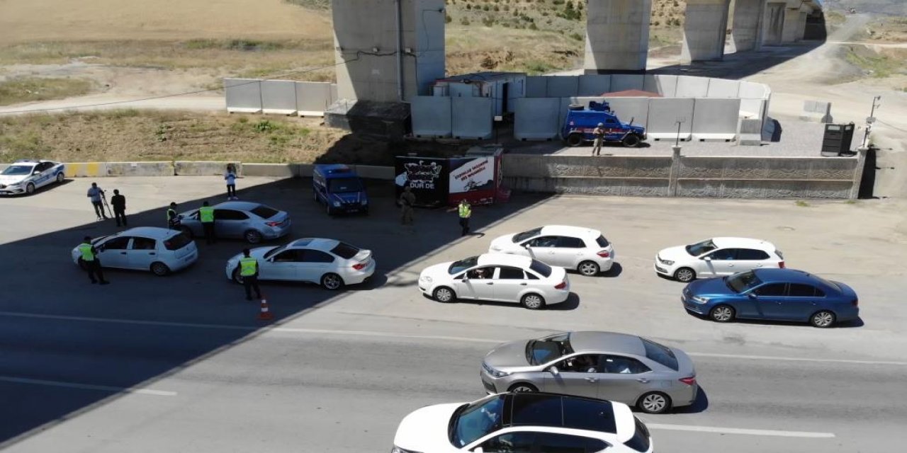 Bayram tatili için yollara akın ettiler: 43 ilin geçiş güzergahında trafik yoğunlaştı